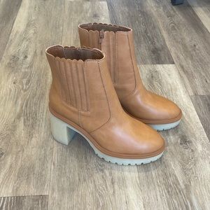 Woman’s tan paneled boot size 9